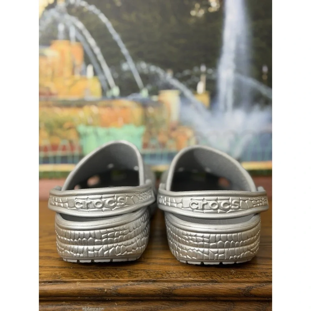 New Crocs Unisex-Adult Classic Crocskin Clogs Silver Metallic Size 4 Men 6 Wmn